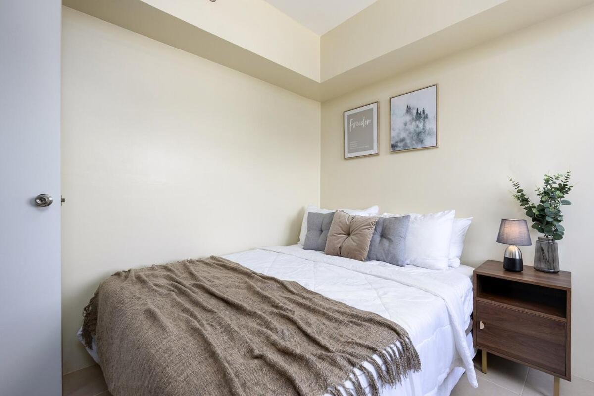 Furnished 1-bedroom In Avida Towers Riala, It Park With Fast Wifi, Netflix, Pool And Cebu